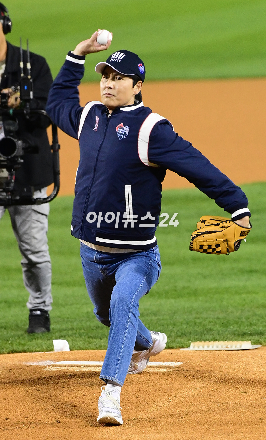 배우 정우성이 8일 오후 서울 잠실야구장에서 열린 '2023 프로야구 KBO리그' 포스트시즌 한국시리즈 2차전 LG 트윈스와 kt 위즈의 경기에서 시구자로 참석하고 있다. [사진=정소희 기자]