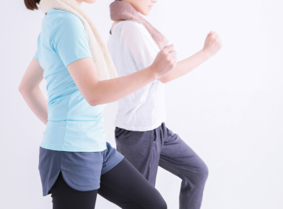 두명의 걷는 여성