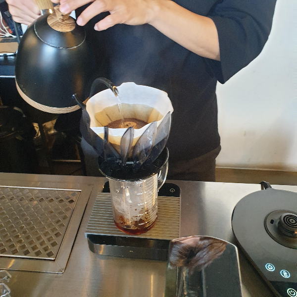고양 카페 다위스(DAWIS): 맛에 대한 고집과 애견 동반이 가능한 카페_브루잉 하는 모습