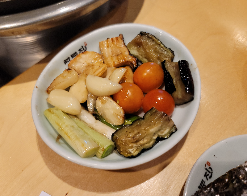 구운 대파, 가지, 방울토마토, 마늘