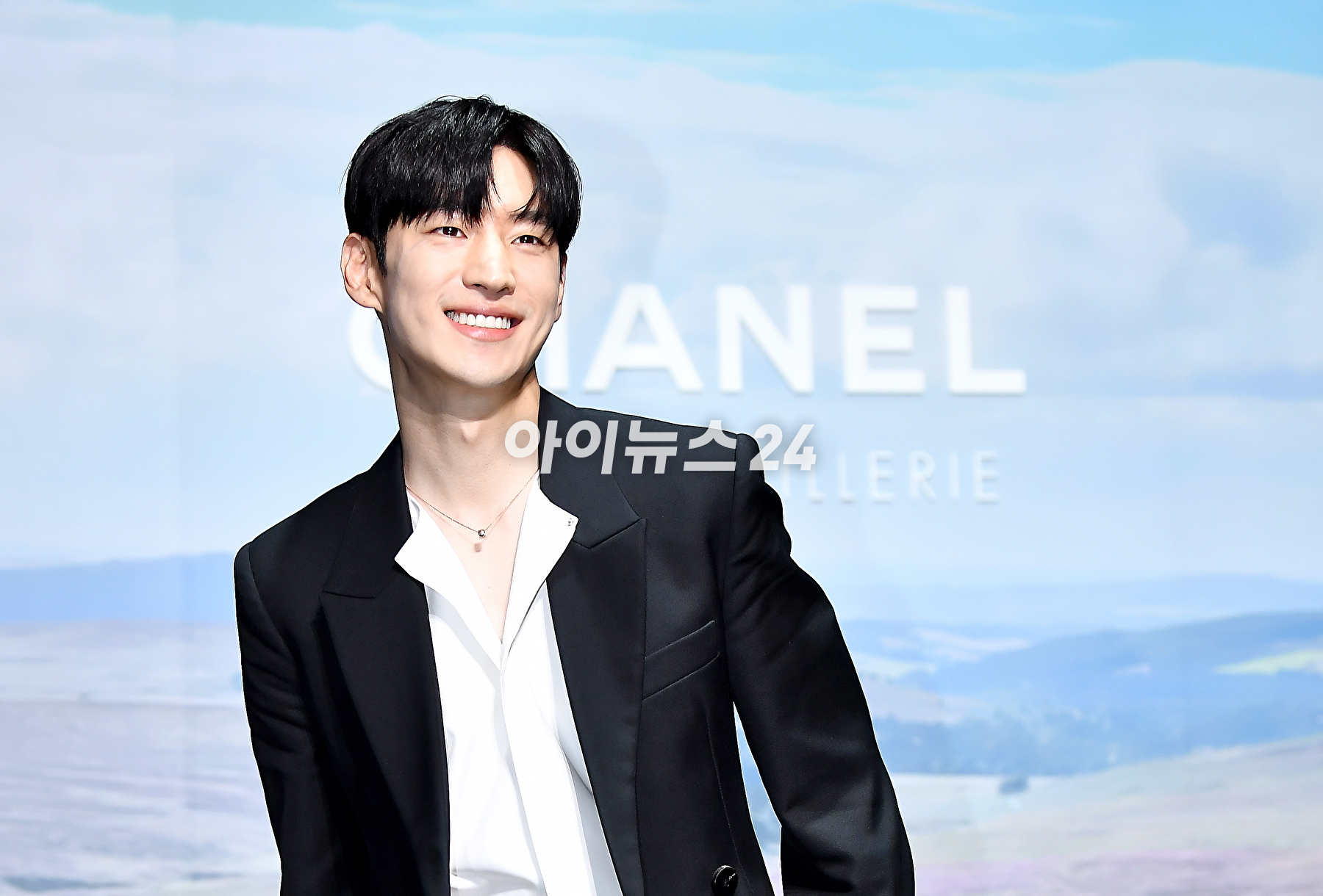 배우 이제훈이 27일 오후 서울 광진구 파이팩토리 스튜디오에서 열린 트위드 샤넬 주얼리 행사에서 포토타임을 갖고 있다. [사진=곽영래 기자]