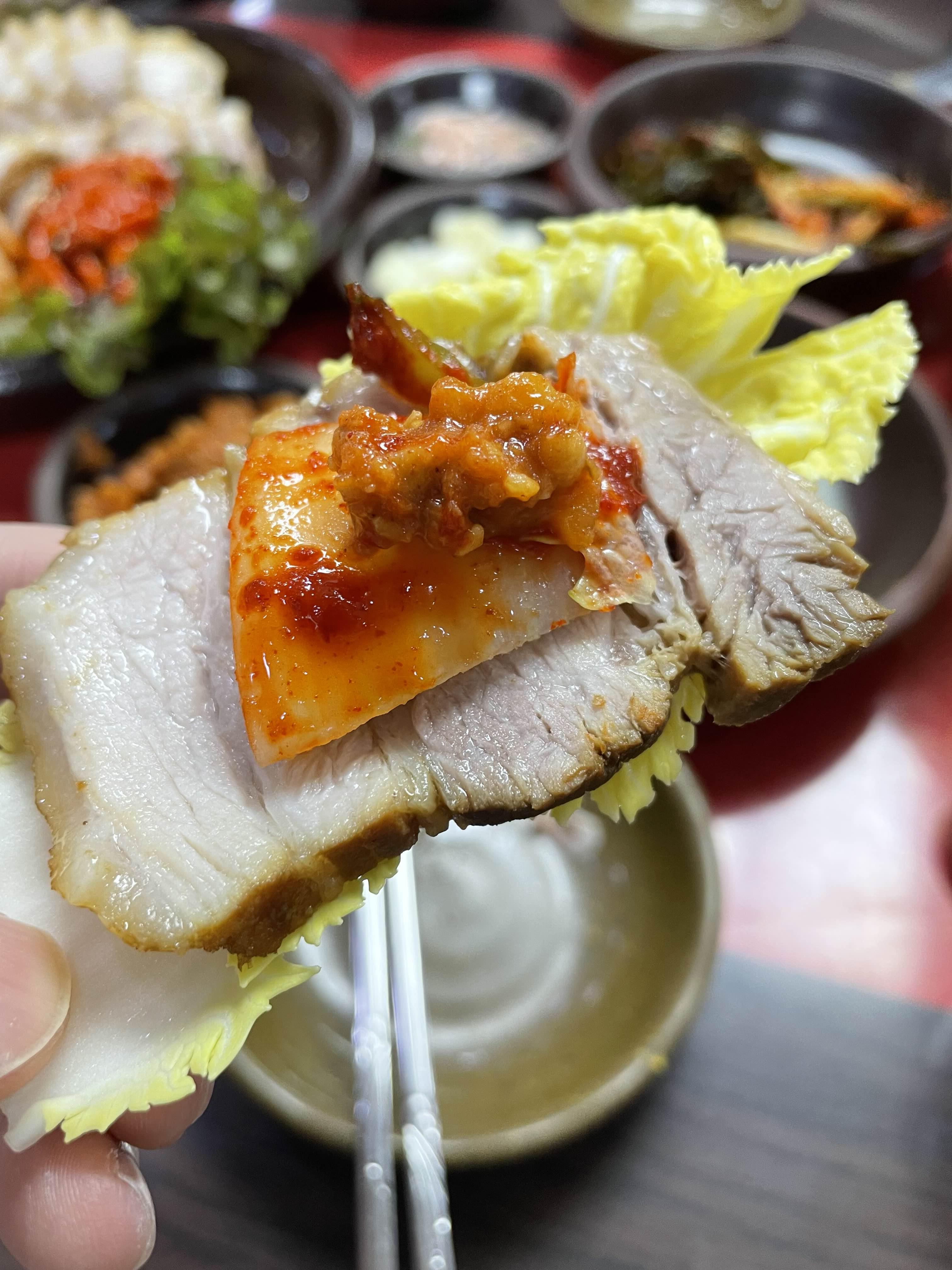 수원 망포 항아리보쌈 본점-보쌈과 배추잎 김치 강된장 쌈 사진