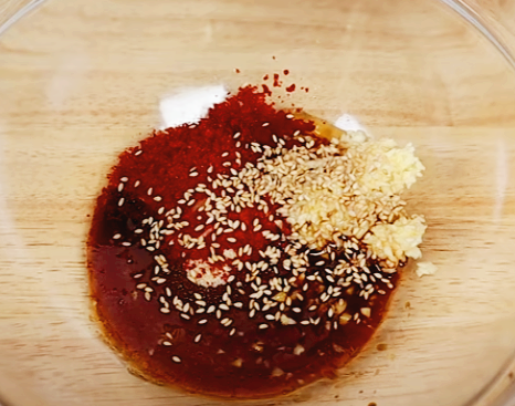 설탕 고춧가루 다진마늘 투하