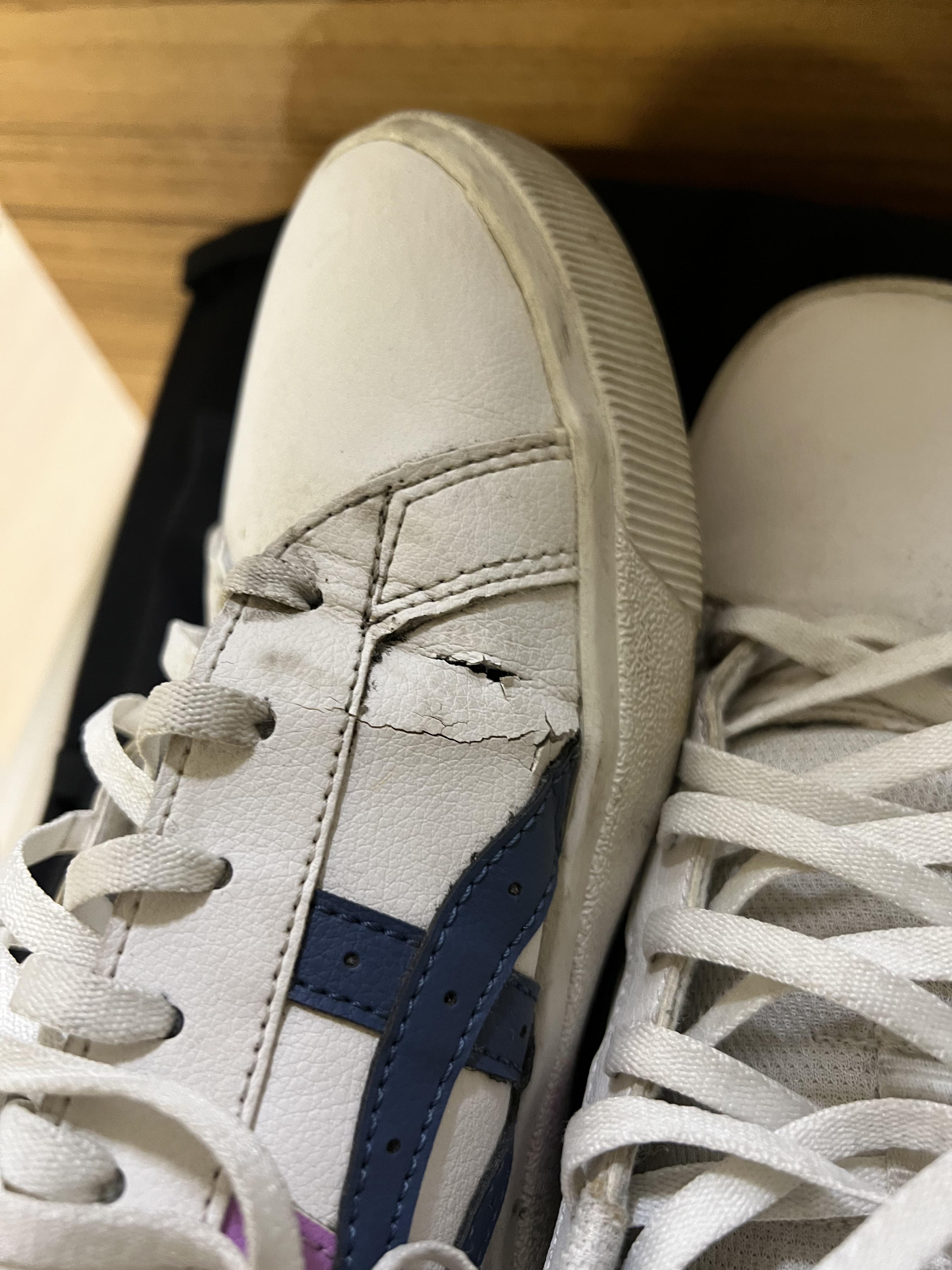 단화 옆에는 구멍이 났다.