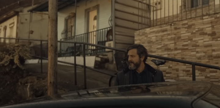 차를타려는형사