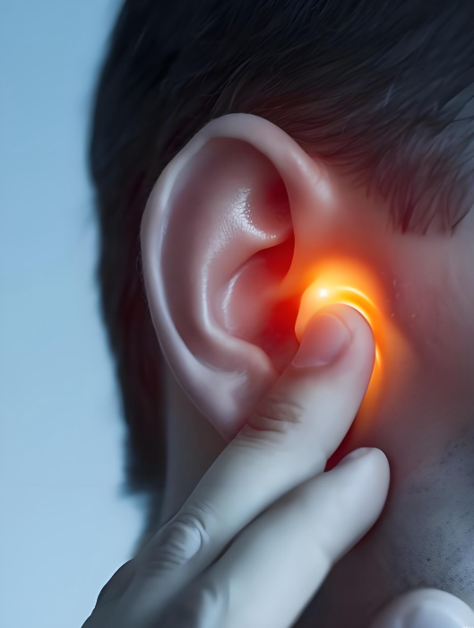 귀에서소리가나서손으로귀를만지고있는남성의귀사진