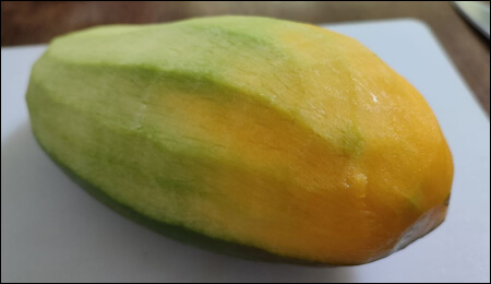 겉 껍질을 벗겨낸 그린 망고