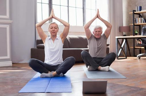 중년사람들이 요가 하는 모습