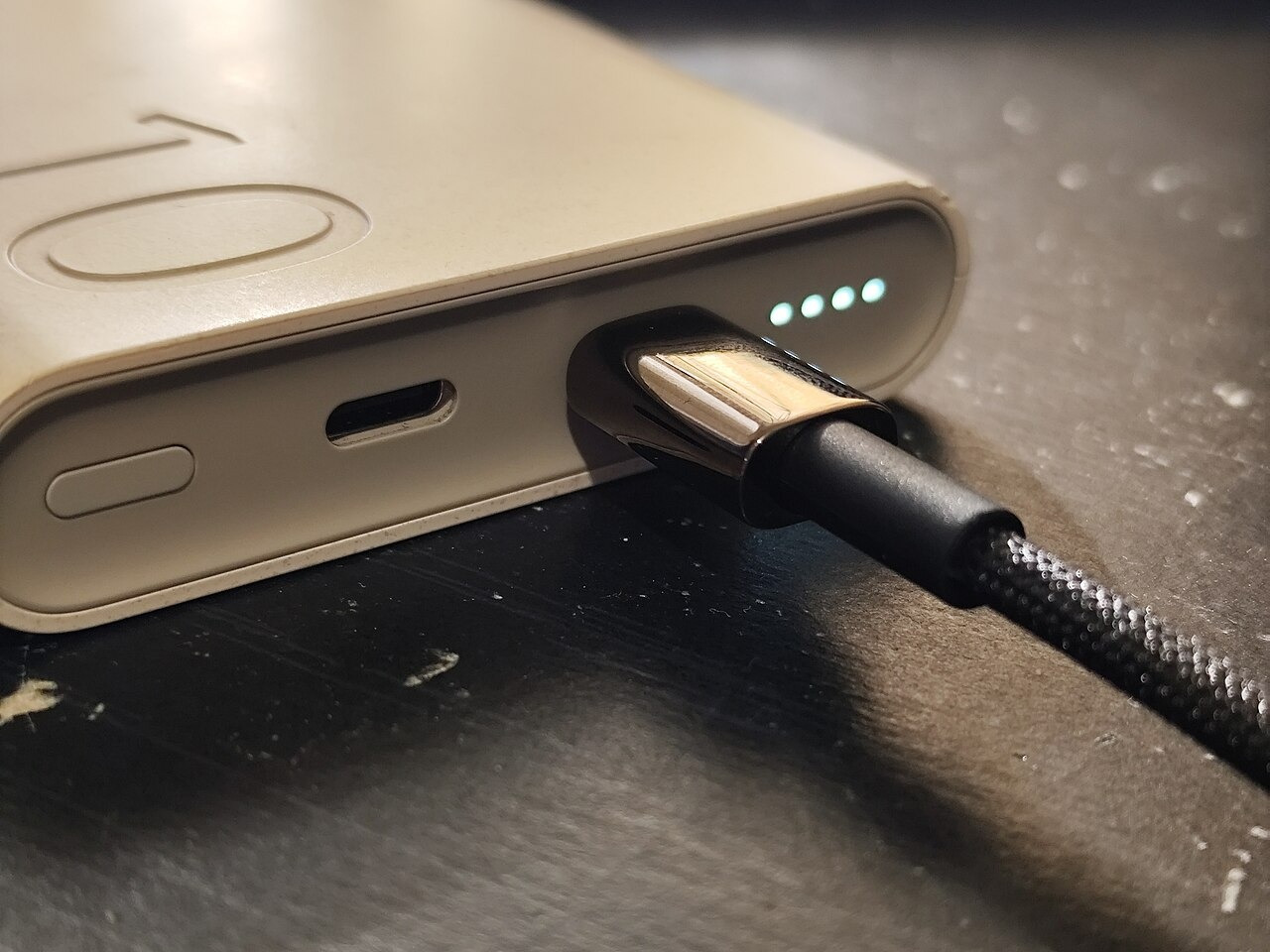 2024년 USB-C 케이블과 보조배터리 자료 사진. 속도&middot;영상 지원은 사진으로 판별할 수 없습니다. Logant547 / CC BY 4.0 / JPEG 변환.