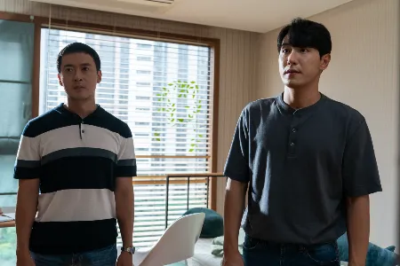 오 형사(오태경)와 윤 형사(조형균)