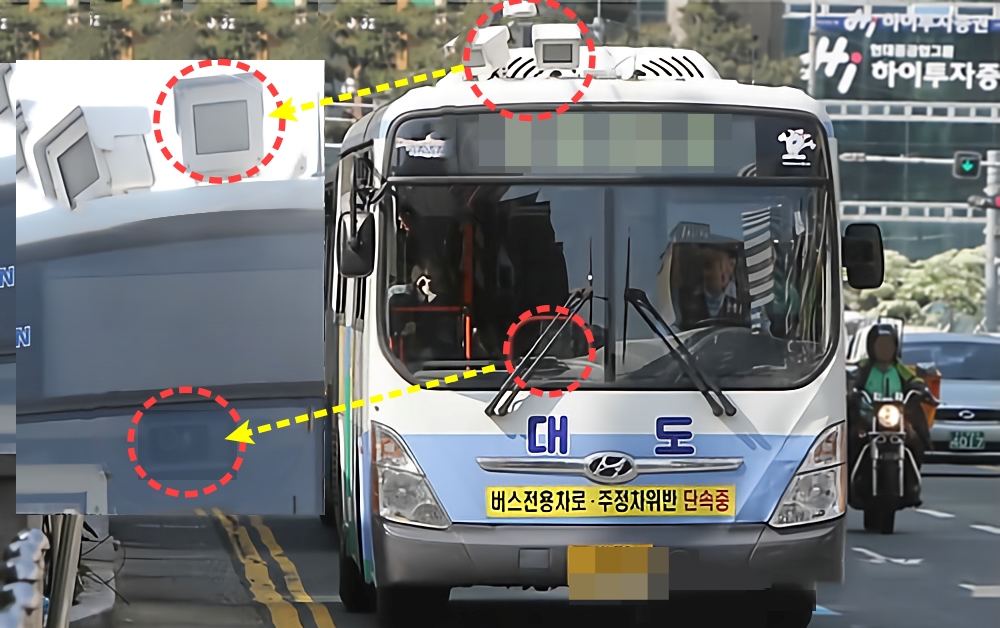 시내버스에 주정차 단속카메라 달린 모습