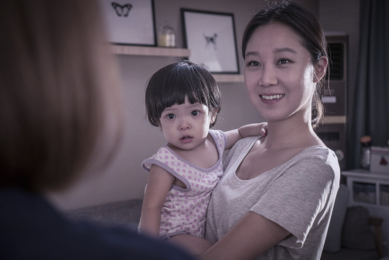 다은의 보모로 일하며 엄마인 지선을 배웅하는 다은과 한매