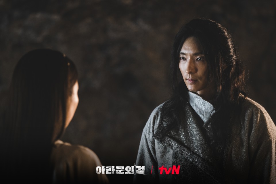 생각이 엇갈리는 은섬과 탄야