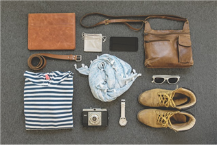 가방,다이어리,허리띠.손목시계,카메라,신발,미니주머니,스카프 가 가지런히 높여져 있는 사진