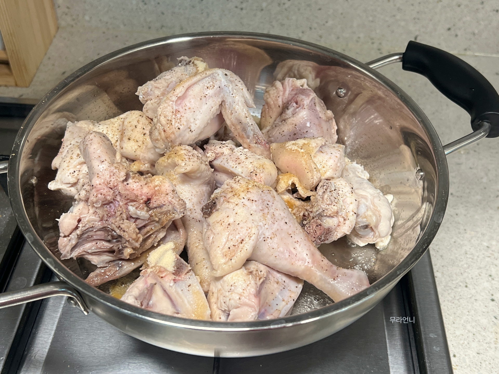 후추와 설탕 같이 넣어 닭 2분 동안 볶아주기