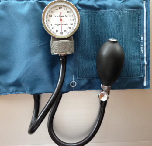 고혈압 혈압측정기 이미지 – 본태성 고혈압 관리와 혈압 측정 방법 설명