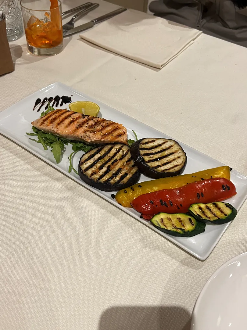 접시-위-연어및-야채-구이