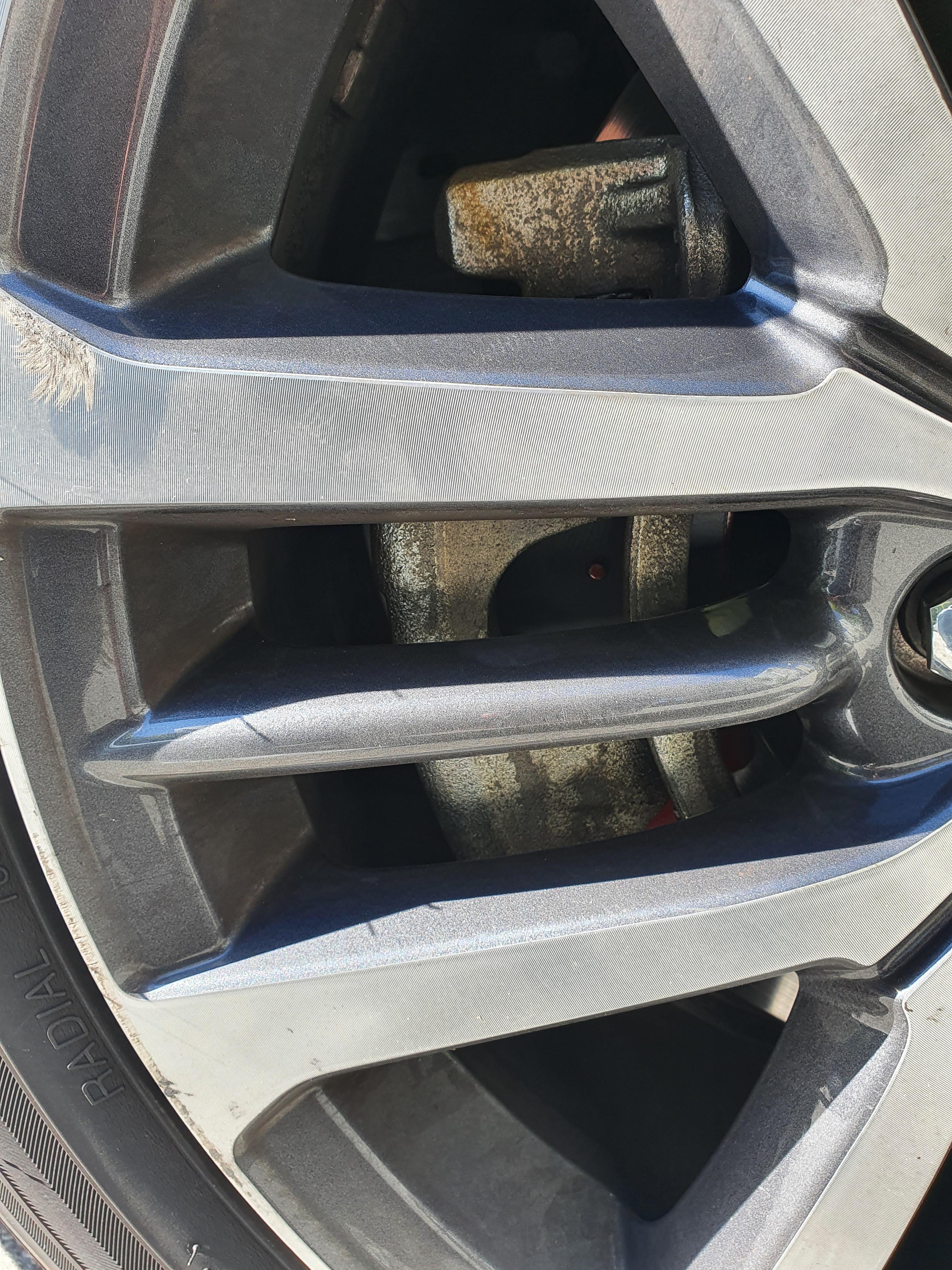 SM7 브레이크 패드 하드론 으로 교체완료