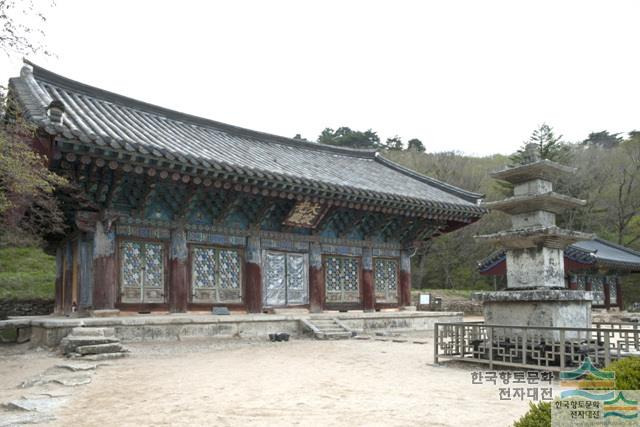 청암사-수도암-대적광전-및-삼층석탑