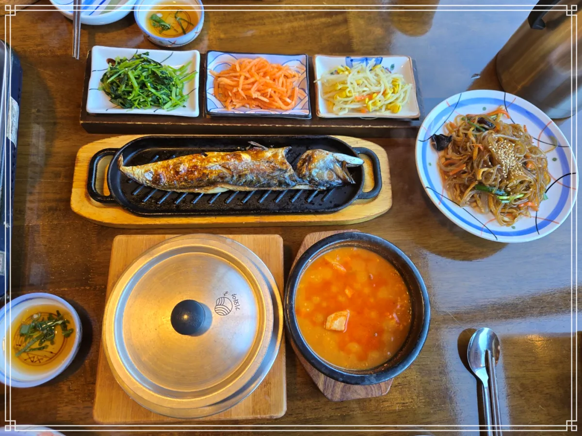 창원-백중기와야순두부-고등어구이와-나물밑반찬-3종과-밥채-솥밥-순두부-1인상