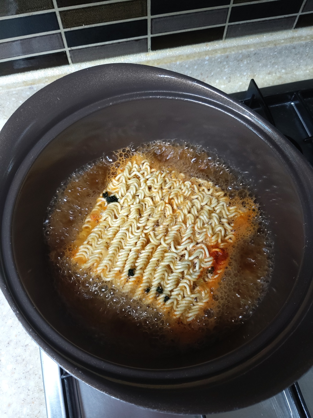 애터미 채식라면 면발을 넣어주세요.