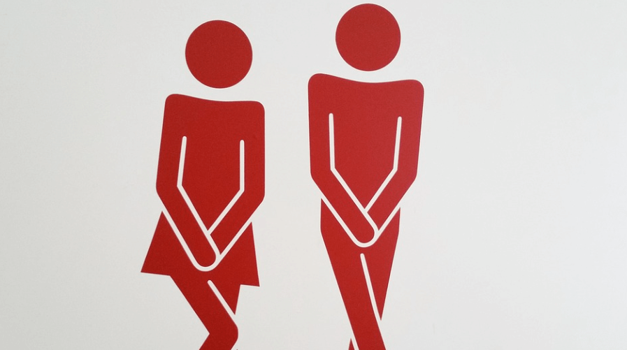 방광염에 좋은 음식을 확인하고 소변이 급한 남자 여자의 모습