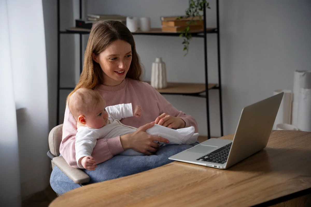 <a href="https://kr.freepik.com/free-photo/medium-shot-mother-with-cute-newborn_39917801.htm#fromView=search&page=1&position=50&uuid=595316d3-1003-4862-9858-d07ea5a19cae">출처 freepik</a>