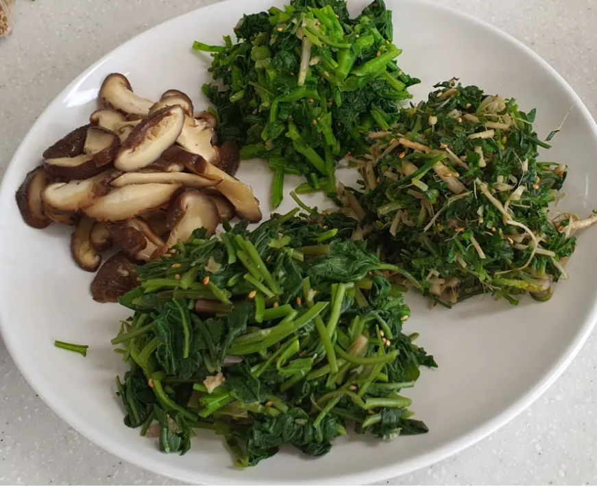 봄나물 찍은 사진