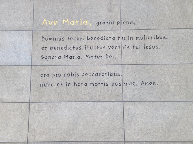 청량리성당 벽에 있는 성모송 (Ave Maria) 라틴어 원문