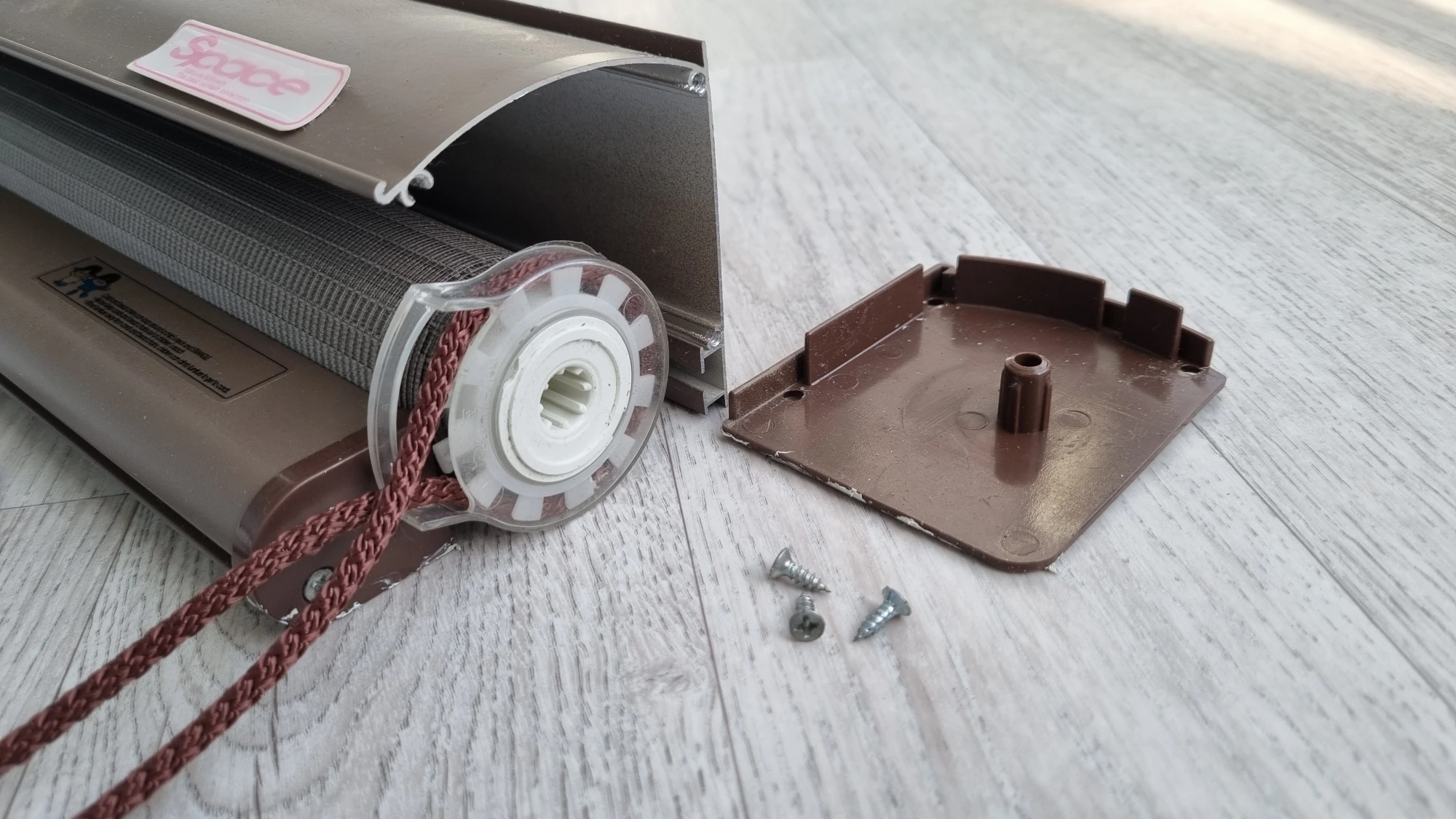 블라인드 레일 커버 열린 모습