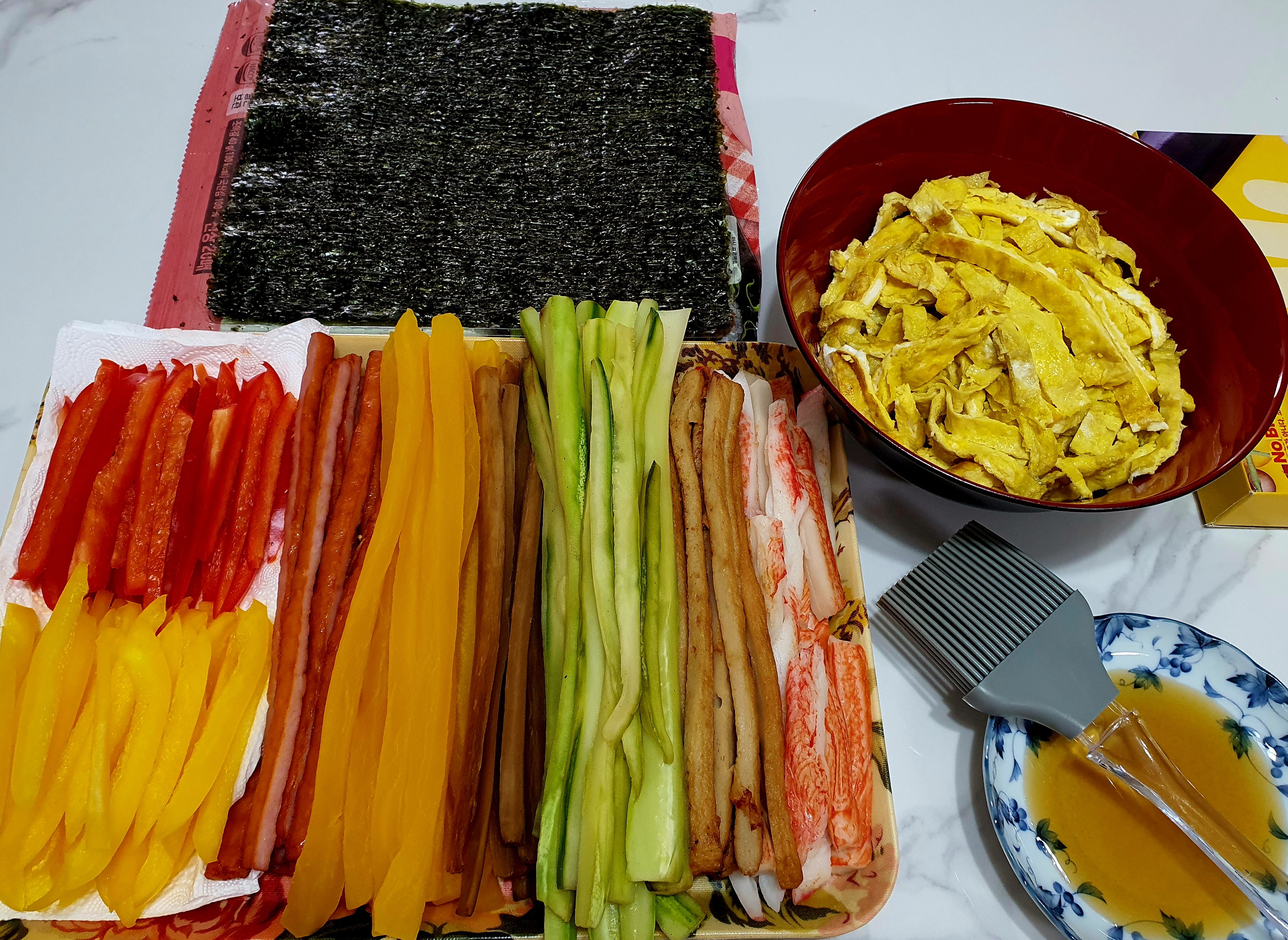 김밥-재료에-파프리카와-오이를-넣었습니다.