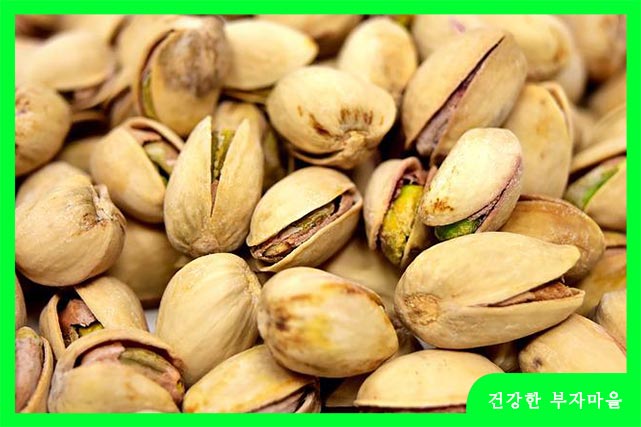 피스타치오에 함유된 불포화 지방산은 고혈압 수치를 조절