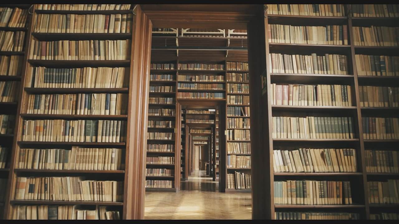 토리노대 아르투로 그라프 대학사도서관—연속된 문틀 엔필라드와 바닥부터 천장까지 이어지는 목제 서가