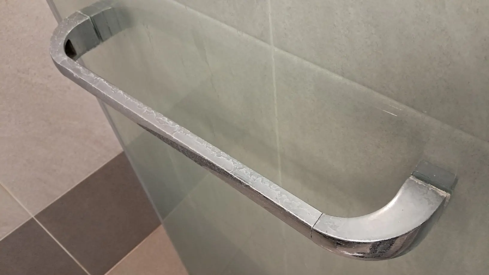 아스토니쉬-샤워부스-손잡이-물때-청소