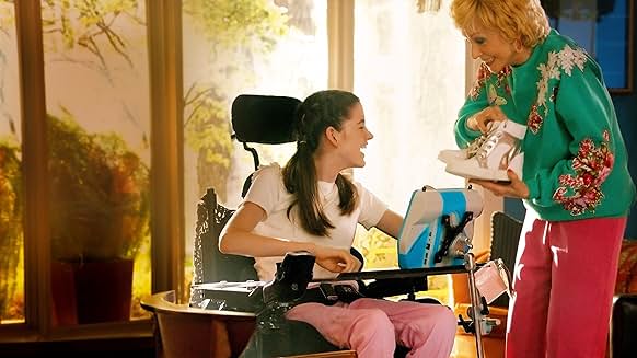 Out of My Mind 영화 속 멜로디가 휠체어에 앉아 신발을 받으며 환하게 웃는 장면