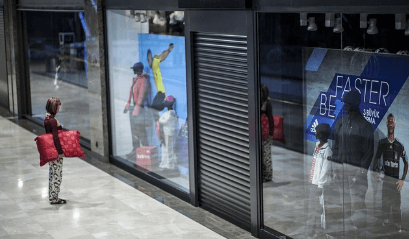 베개를 들고 쇼핑몰을 구경하고 있는 여인