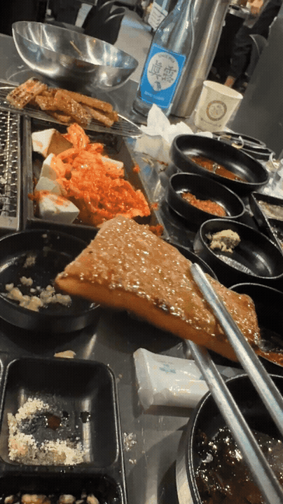 &ldquo;젤리처럼 반짝이는 돼지껍데기를 젓가락으로 집어 올린 GIF &mdash; 표면이 탱글하게 빛남