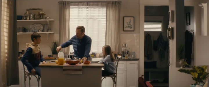 남자주인공이가족에게밥을챙겨주고있다.