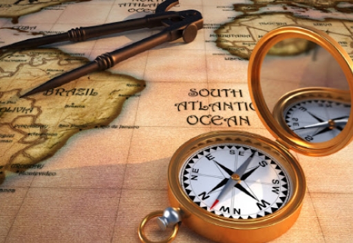 지도 위에 나침반을 올려 방향을 맞추는 독도법 기초 방법