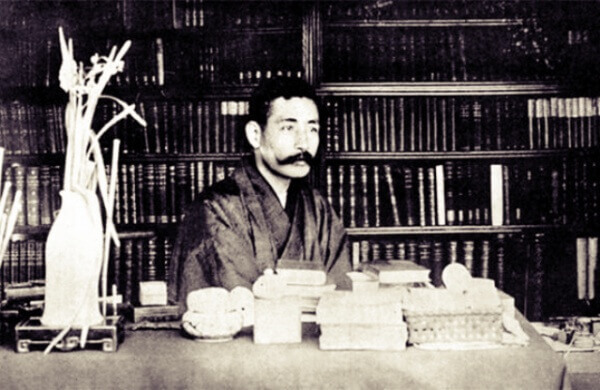 서재에 앉아있는 나쓰메 소세키