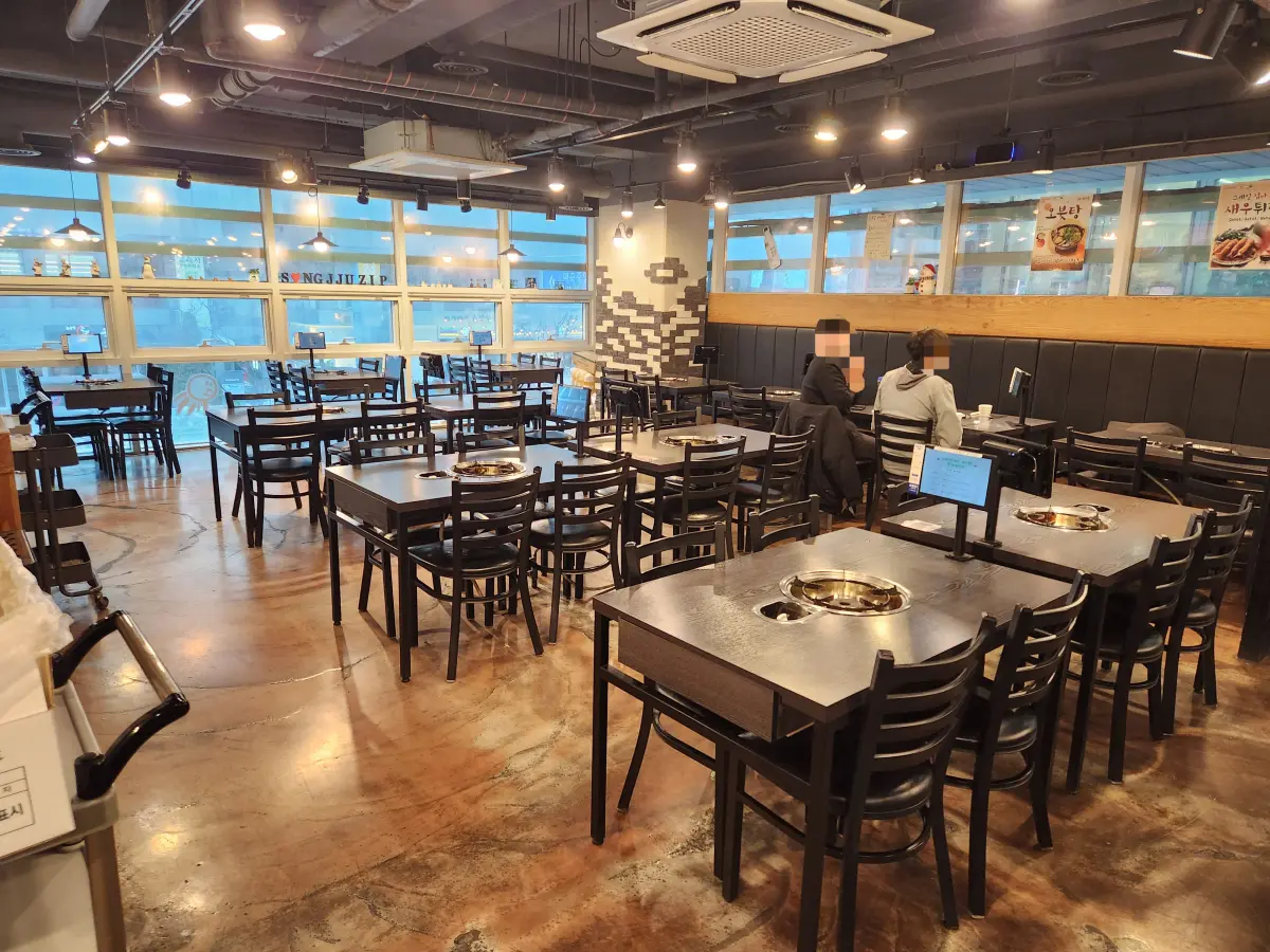 마곡-맛집-추천-쭈구미-송쭈집-실내-넓은-테이블-좌석-배치