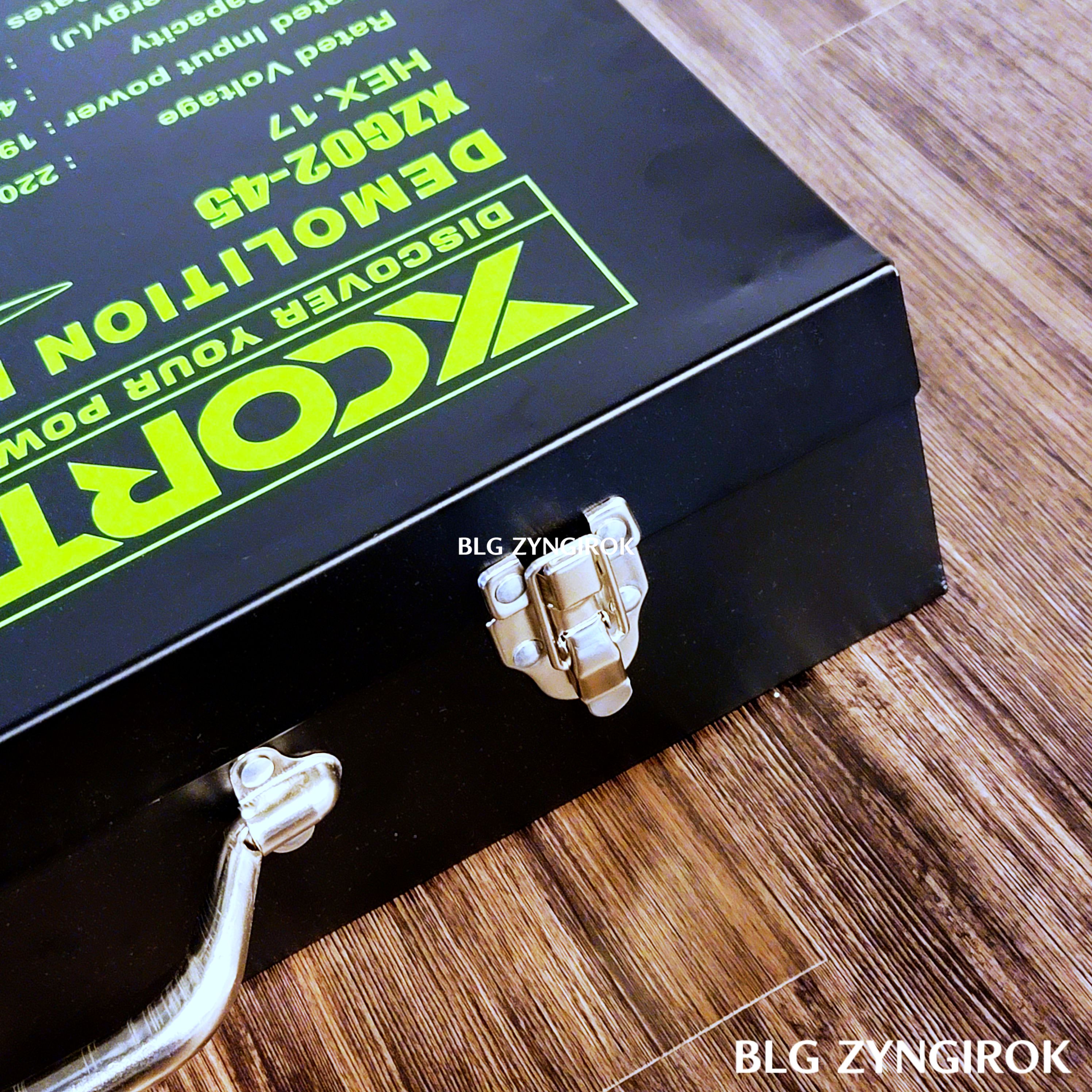 엑스코트 파괴 해머 케이스 오른쪽 잠금 장치 모습이다.