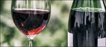 적포도주가 담긴 병과 잔