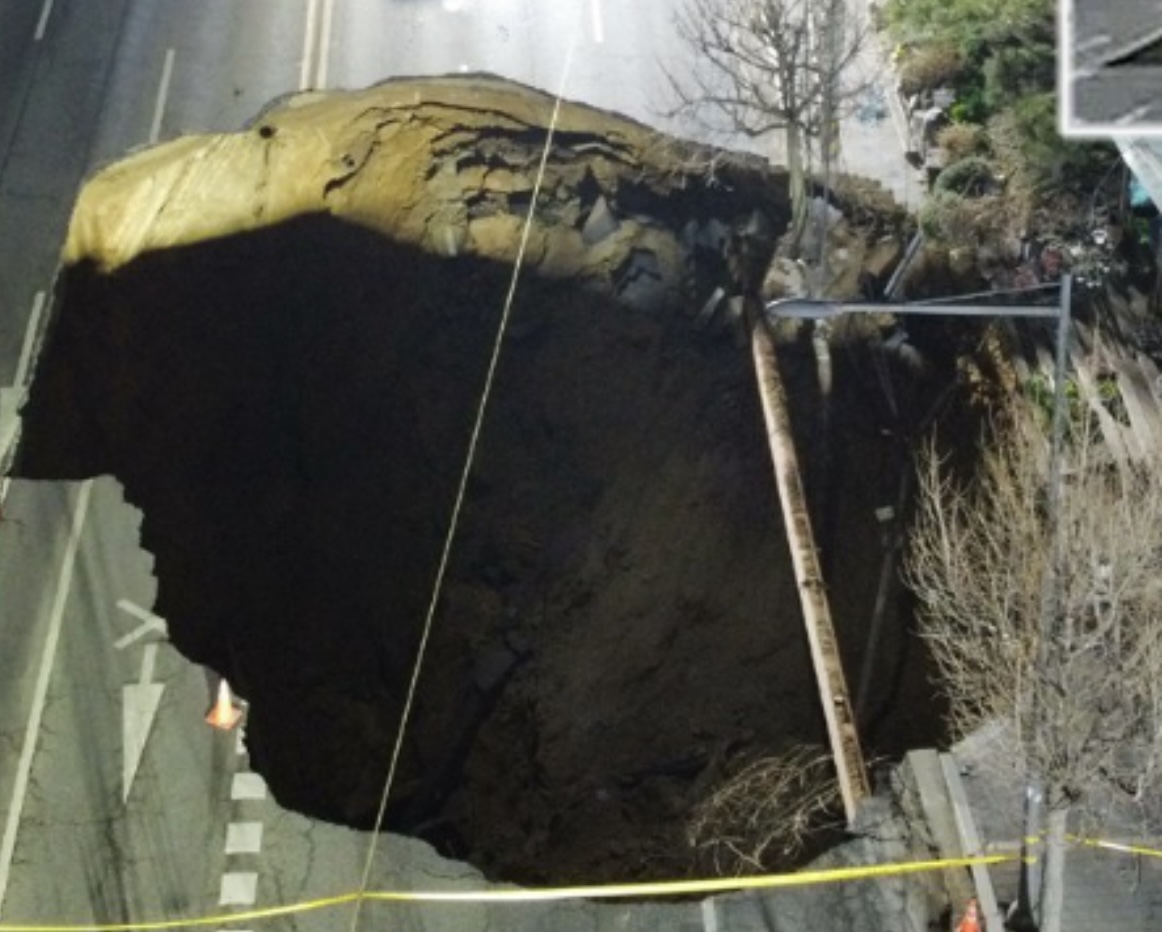 3차선 차도를 삼킨 싱크홀