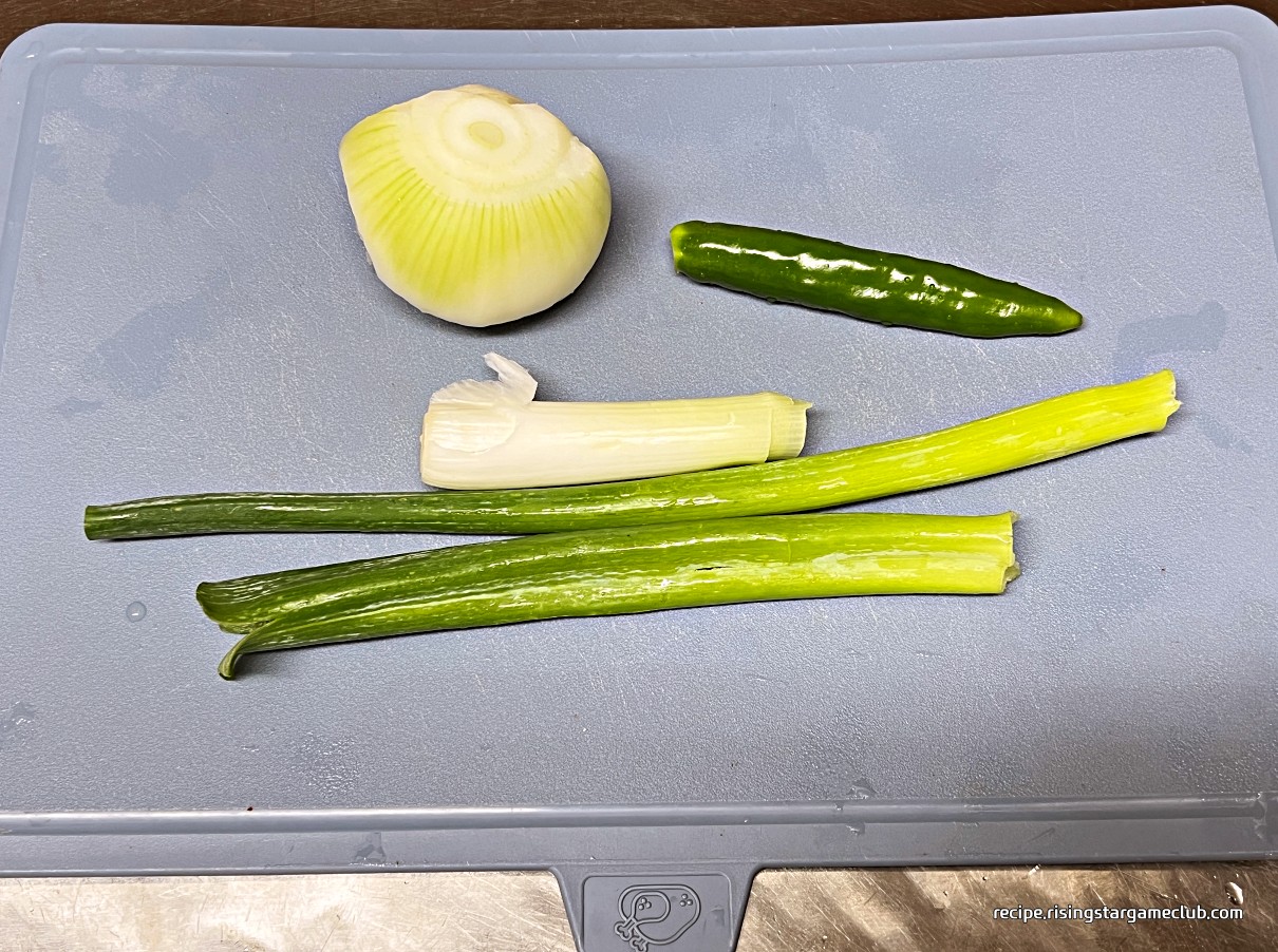 수박껍질(흰살) 무침에 들어갈 재료(파&amp;#44; 양파&amp;#44; 청양 고추)