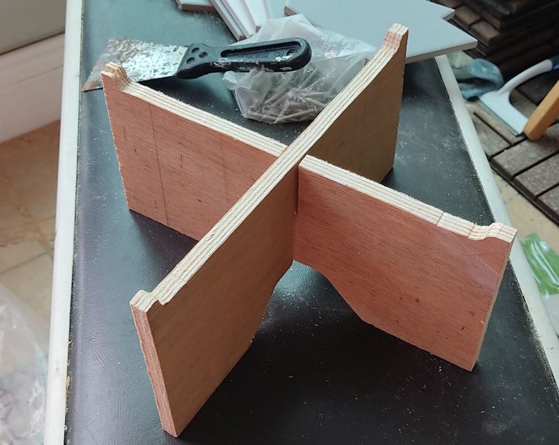 x자로 두 합판을 끼운 사진