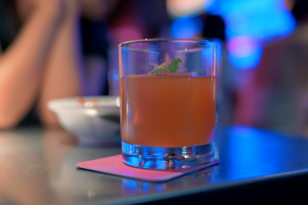 민트잎이 올라가 있는 Laksa Negroni.