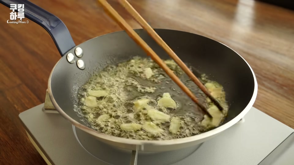 팬에 올리브오일, 버터, 마늘을 넣고 약불로 끓이는 장면