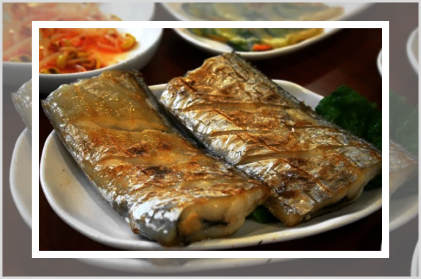 7월 제철음식을 소개하는 이미지로 옥수수, 메밀, 도라지, 오이, 갈치의 모습을 담고 있다.