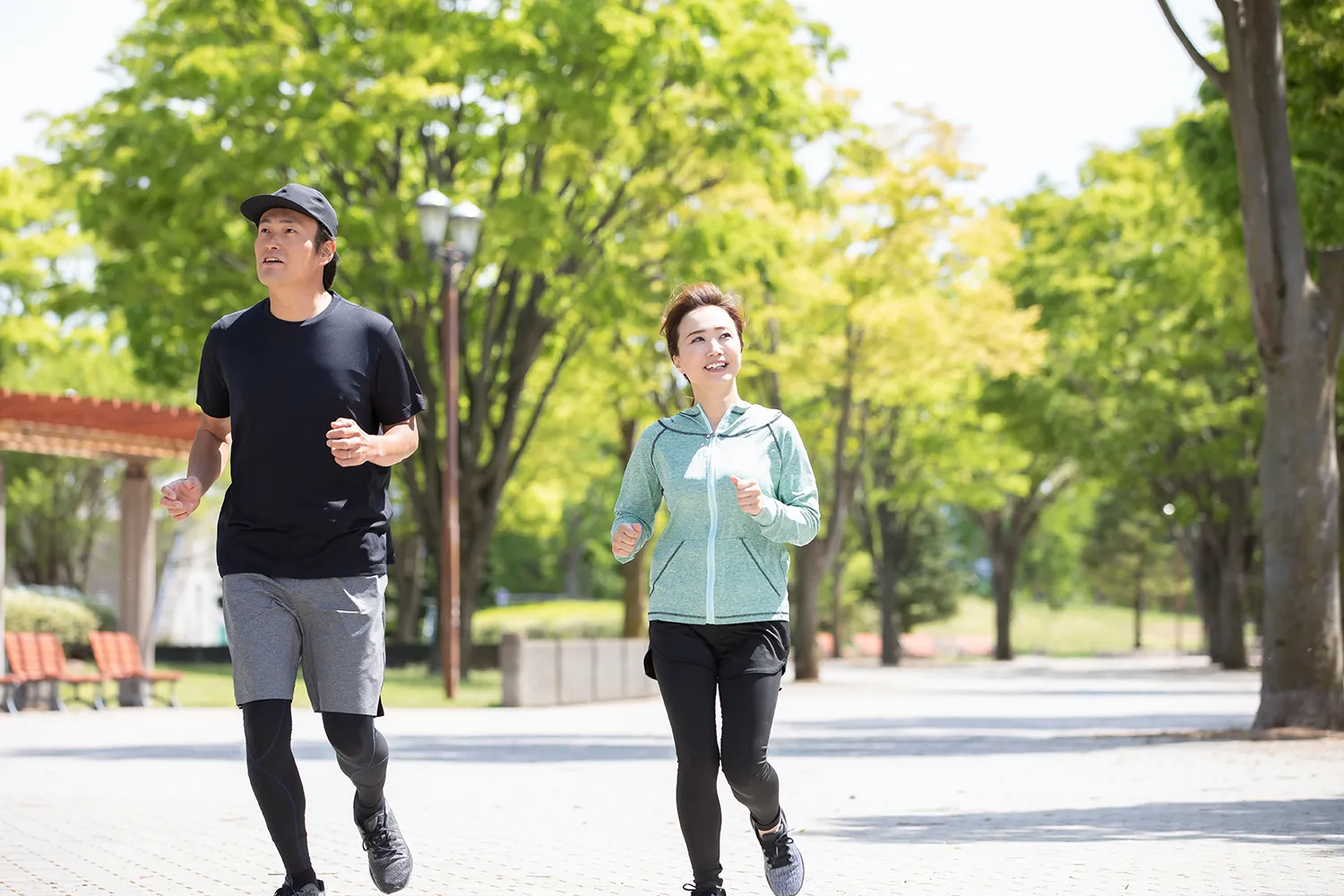 걷기-운동중인-남자와-여자